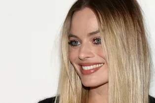 Марго Робби в кружевном комбинезоне с ремнем Chanel на фестивале Tribeca