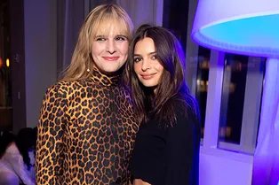 Эмили Ратаковски носит алые кожаные брюки с ботильонами в тон