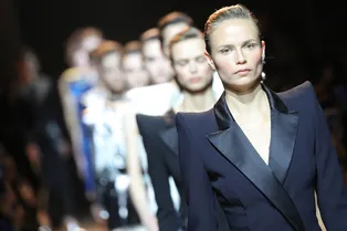 Все звезды на одном подиуме: парижское шоу Mugler Все звезды на одном подиуме: парижское шоу Mugler