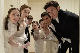 Появились первые кадры со съемок продолжения «Бриджертонов». И теперь мы точно знаем, какие актеры вернутся к своим ролям