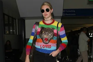 Во всех цветах радуги: Кейт Аптон в джемпере Gucci
