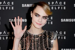 Земля, прием: Кара Делевинь в «космическом» платье Fendi