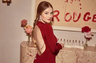 Роузи Хантингтон-Уайтли впервые вышла в свет после родов — и сразу в облегающем алом платье