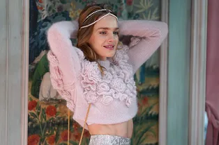 Наталья Водянова в коротком свитере и шелковой юбке на показе Ulyana Sergeenko