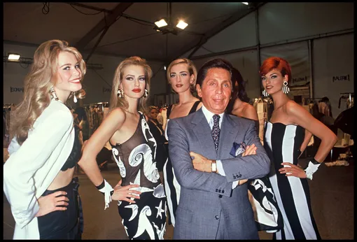 Линда Евангелиста на показе Valentino, 1992 год Линда Евангелиста на показе Valentino, 1992 год