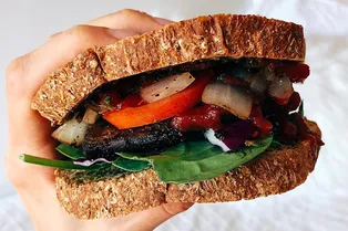 Какие продукты не стоит есть на ночь, если хотите крепко спать