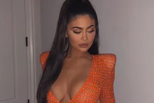 Кайли Дженнер продемонстрировала сексуальные формы в облегающем апельсиновом мини