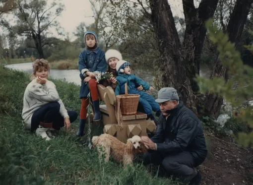 Раиса и Михаил Горбачевы с дочерью Ириной и внучками Анастасией и Ксенией в Барвихе, 1988