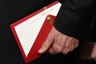 Организаторы официально извинились за ошибку с «Оскаром» за «Лучший фильм» Организаторы официально извинились за ошибку с «Оскаром» за «Лучший фильм»