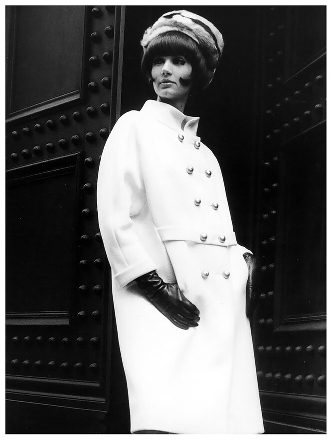 Модель Симона д'Айенкур в зимнем белом пальто Irene Galitzine для журнала «Аннабель», сентябрь 1964