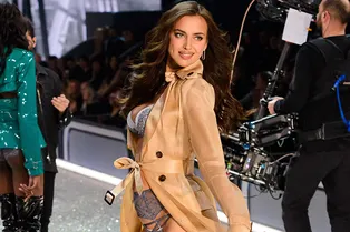 Падения моделей, протесты активистов, дефиле беременной Шейк: 5 самых скандальных и запоминающихся моментов Victoria’s Secret Show