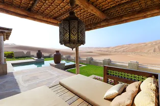 Что нужно знать об уникальном отеле-оазисе Qasr Al Sarab Desert Resort by Anantara, который расположился посреди бескрайней пустыни