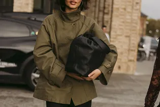 Почему этой весной стоит купить укороченный тренч вместо классического