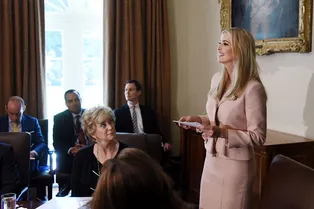 В розовом цвете: 10 брючных костюмов как у Иванки Трамп