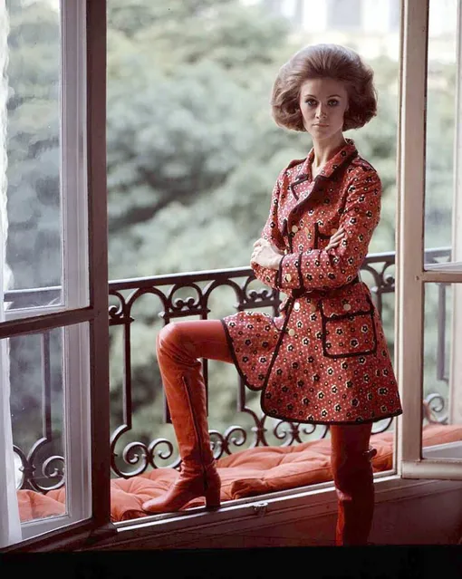 Манекенщица Тамара Владимерцева в красных русских сапогах, когда-то придуманых Верой Араловой, 1969