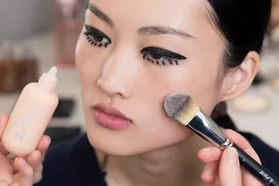 Графичные стрелки и ресницы Твигги: бьюти-детали показа Dior