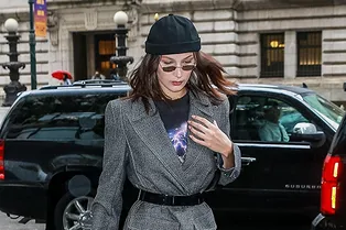 Как носить черные прозрачные колготки этой осенью