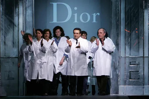 Сотрудники модного дома Christian Dior приветствуют публику в конце показа коллекции Dior осень-зима 2012 в Париже после увольнения Джона Гальяно, 2011 год
