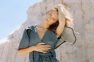 Джинсовое платье с кейпом и костюм с вырезом на спине в непринужденной коллекции Color Temperature