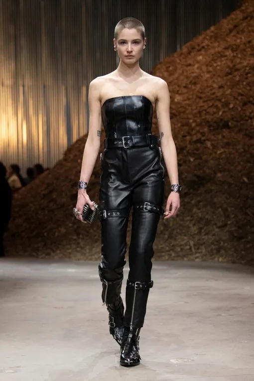 Alexander McQueen осень-зима 2022/23 Alexander McQueen осень-зима 2022/23
