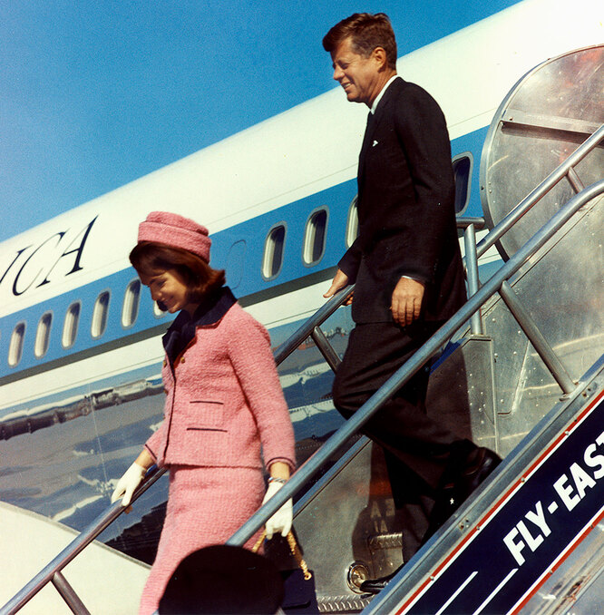 Джон и Жаклин Кеннеди выходят из самолета в Далласе, 11 ноября 1963 года
