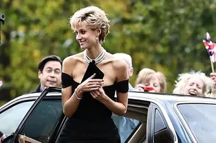 Найдите пять отличий: Элизабет Дебики в знаменитом «платье мести» принцессы Дианы на съемках сериала «Корона»