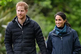 Меган Маркл в ветровке и узких джинсах гуляет под дождем в Новой Зеландии