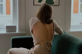 Если и носить свитер в марте, то с голой спиной