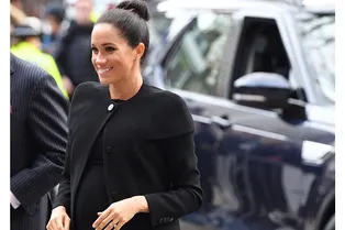 Меган Маркл в total black и с высоким «балетным» пучком в Лондонском университете в Ислингтоне
