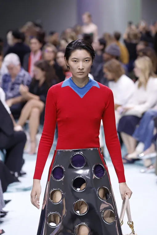 Prada весна-лето 2025