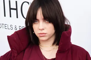 «Если бы не вакцина, я думаю, я бы умерла»: Билли Айлиш рассказала, что тяжело переболела коронавирусом