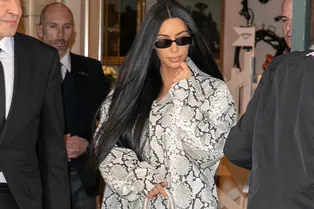 В рептилии с ног до головы и с сумкой Hermès: Ким Кардашьян в Париже
