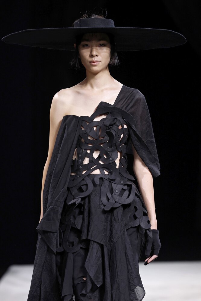 Yohji Yamamoto, весна-лето 2023, большая шляпа будет актуальной вещью в сезоне 2023 Yohji Yamamoto, весна-лето 2023, большая шляпа будет актуальной вещью в сезоне 2023