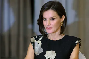 Королева Летиция в платье Dries Van Noten удивила гостей необычной укладкой