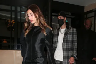 Мини-платье с длинными рукавами и очень плотные колготки: лучшее комбо зимы от Хейли Бибер