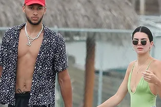 Каникулы в Мексике: Кендалл Дженнер демонстрирует стройную фигуру в ярком купальнике