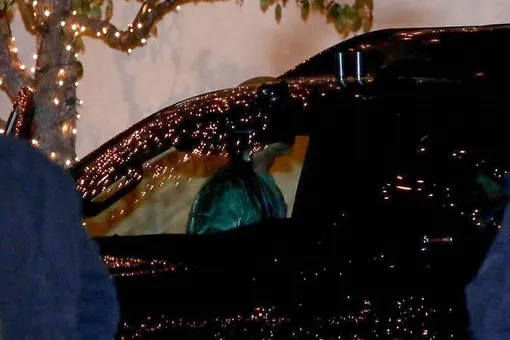 Брэд Питт прячется за автомобилем от папарацци