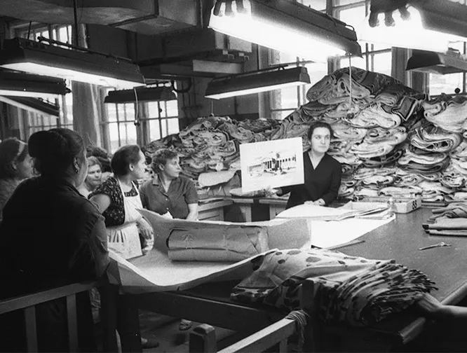 Лекция Ольги Кориной в цеху ткацкой фабрики «Красная роза», 1965 год