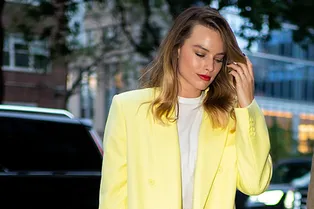 Марго Робби в костюме цвета лимонного суфле в Нью-Йорке