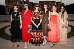 Сьюзен Сарандон, Кэтрин Зета-Джонс и Кьяра Ферраньи на показе Fendi в память о Карле Лагерфельде