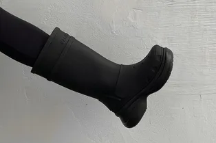 10 пар резиновых сапог и ботинок с распродаж, которые спасут от весенней слякоти