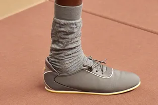 Кроссовки тоже могут быть элегантными. И это самая модная пара 2026