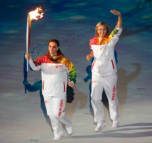 Елена Исинбаева и Мария Шарапова на церемонии открытия Олимпийских игр в Сочи, 2014 год