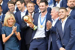 Брижит Макрон в мини Louis Vuitton поздравила сборную Франции в Елисейском дворце