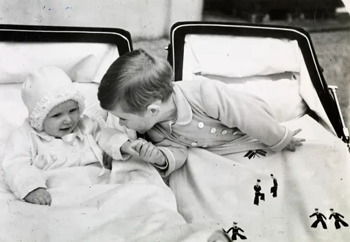 Принц Чарльз и принцесса Анна, 1951
