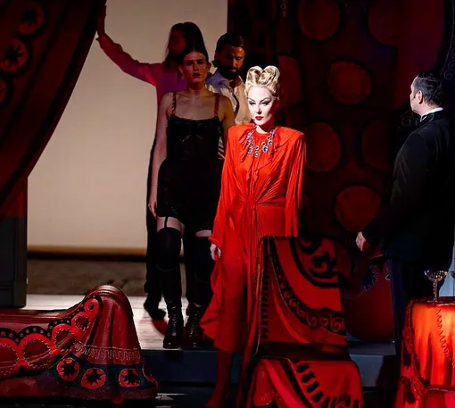 Рената Литвинова в спектакле «Звезда вашего периода»