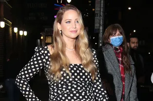 Платье в горох и украшения из жемчуга: самый романтичный образ Дженнифер Лоуренс