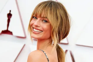 Красные тени, челки и отсутствие макияжа: рассматриваем бьюти-образы «Оскара»