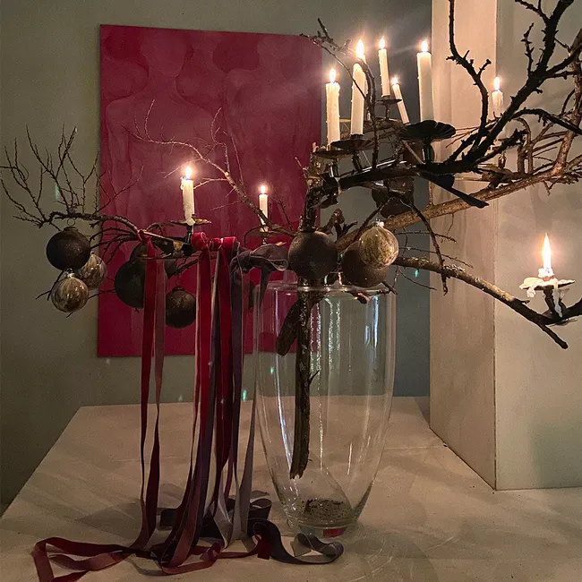 Свечи на ветках и банты из лент: как отметить Новый год в стиле тихой роскоши