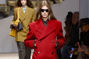 Это яркое пальто оживит серые осенние будни Это яркое пальто оживит серые осенние будни